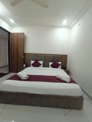 Deluxe Double Room, Balcony, City View | Living area