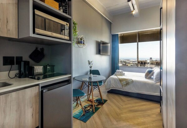 1 habitación, tabla de planchar con plancha, wifi y ropa de cama