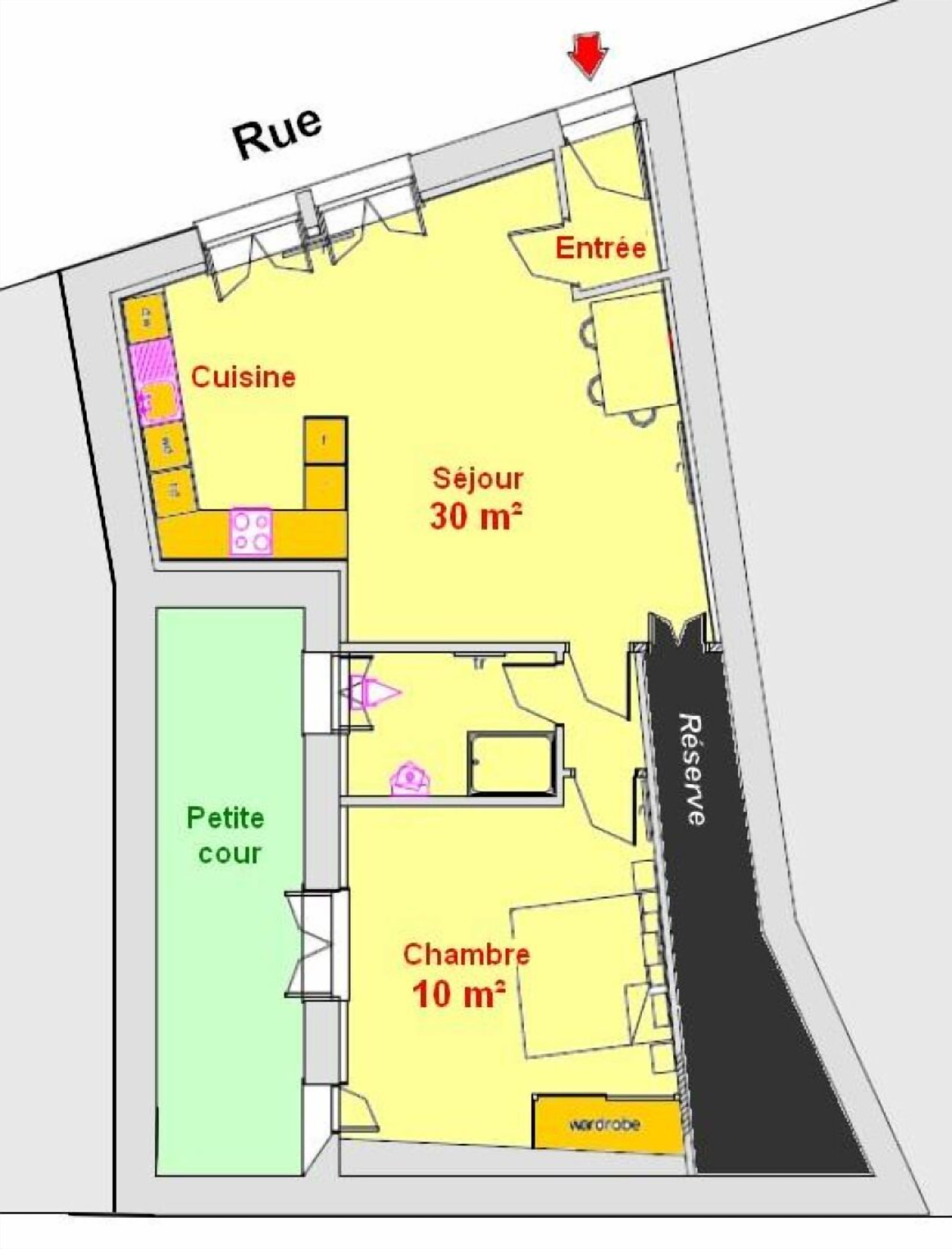 Pianta degli interni di un hotel che include una cucina, zona pranzo, soggiorno, camera da letto e un piccolo cortile.