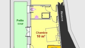 Een plattegrond van een hotel met een keuken, eethoek, woonkamer, slaapkamer en een kleine binnenplaats.