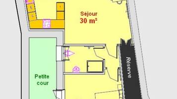 Pianta degli interni di un hotel che include una cucina, zona pranzo, soggiorno, camera da letto e un piccolo cortile.