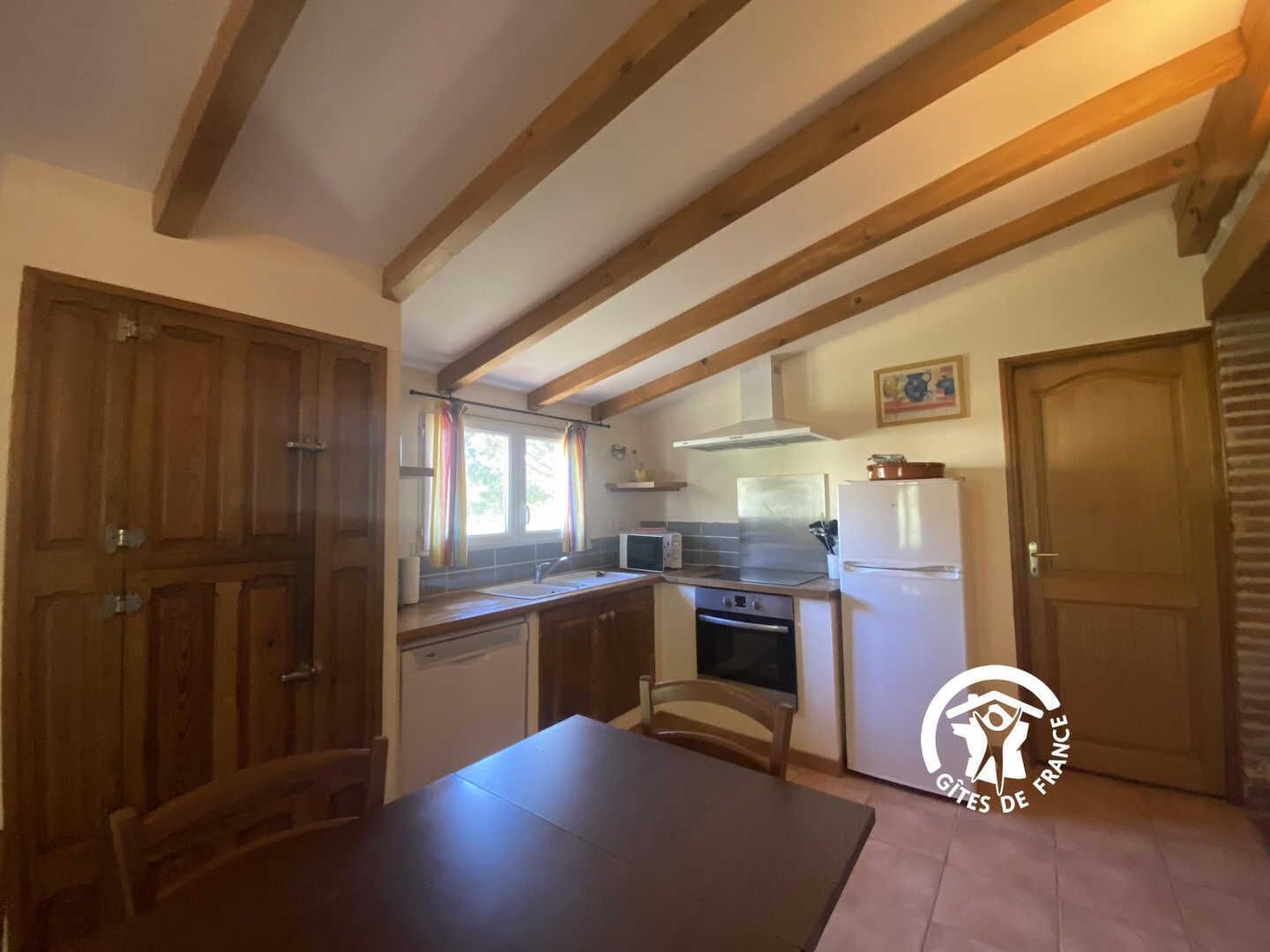 Een microgolfoven, een vaatwasser