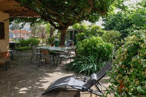 Outdoor dining - On the path of the painters (CERET)