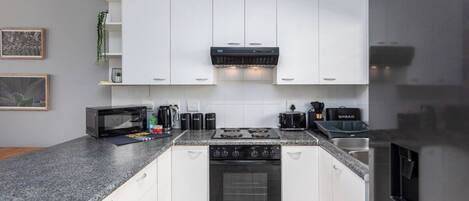 Réfrigérateur, four à micro-ondes, un four, surface de cuisson