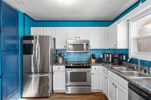 Kühlschrank, Mikrowelle, Ofen, Herdplatte