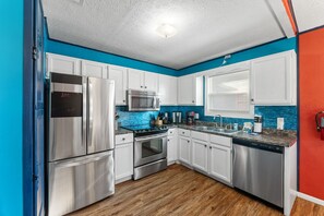 Refrigerador, microondas, horno y parrilla de estufa 