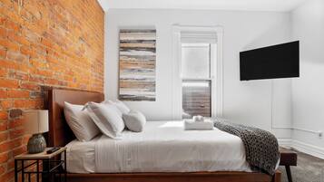 3 bedrooms, desk, iron/ironing board, travel crib