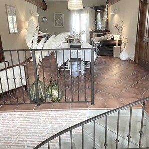 المنشأة من الداخل