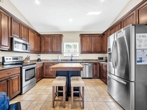 Fridge, microwave, oven, stovetop - 🏖️Walk to Beach- 2 Kitchens-Private Pool-2 Palms A🏖️ (Panama City Beach)