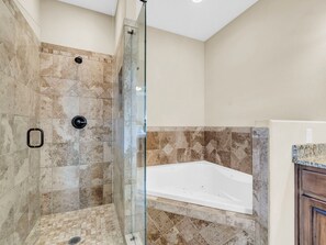 Douche, baignoire à jets, serviettes fournies