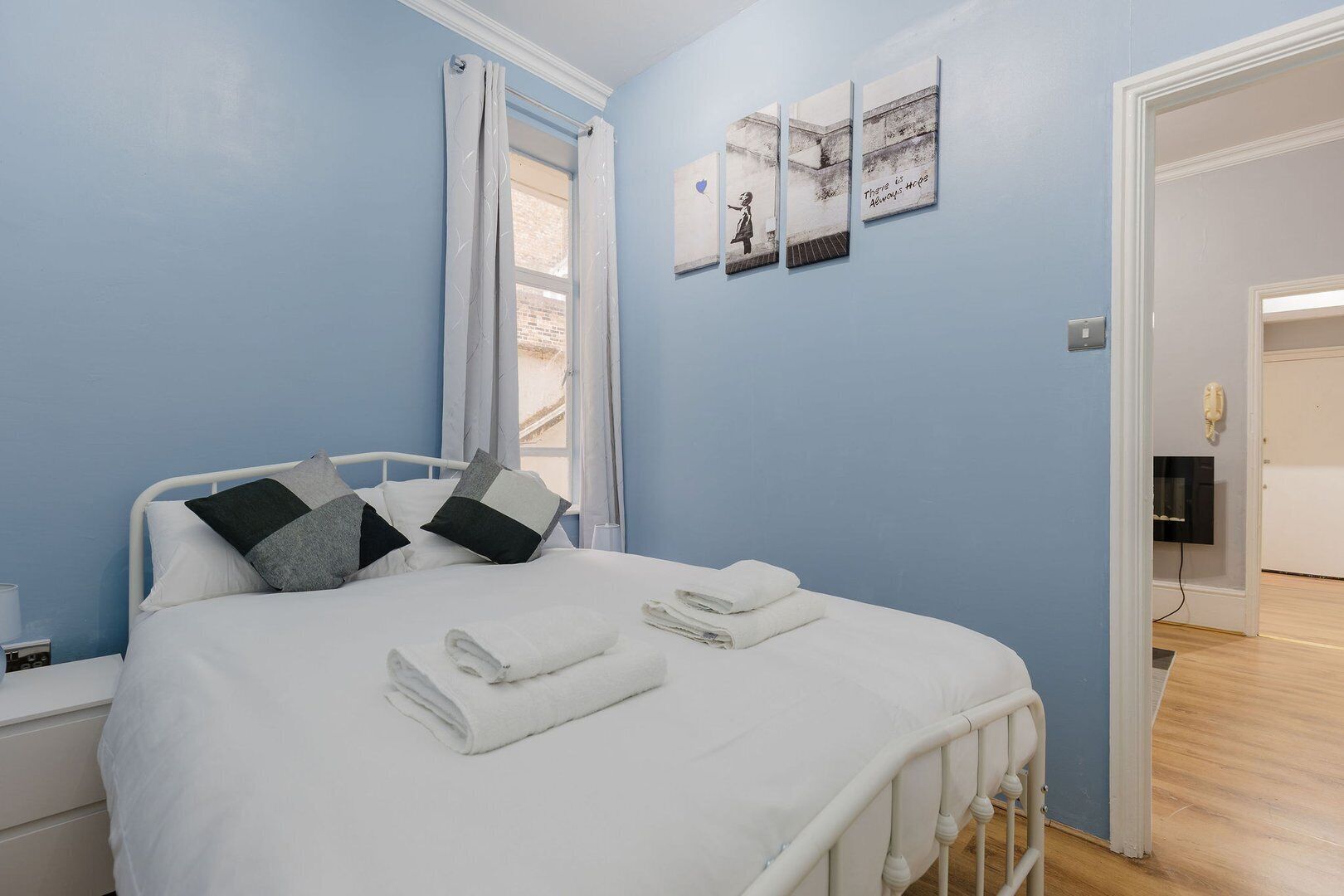 1 室のベッドルーム、デスク、アイロン / アイロン台、インターネット