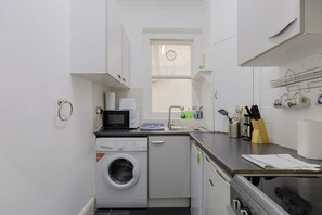 Fridge, microwave, oven, coffee/tea maker - GuestReady - Cozy Modern Flat in Paddington (London)