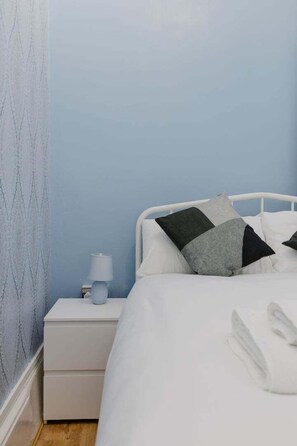 1 makuuhuone, työpöytä, silitysrauta/-lauta, internet