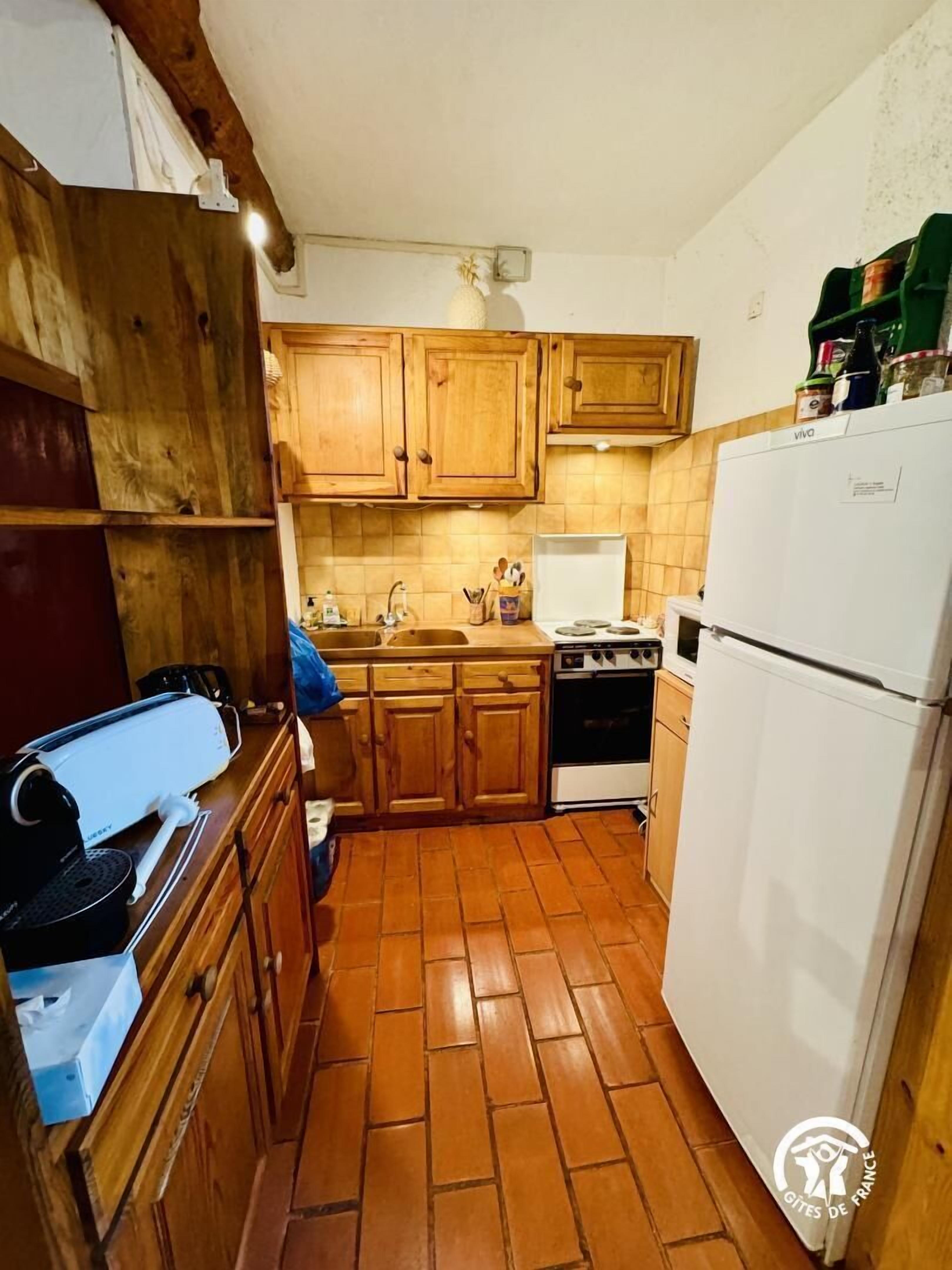 Réfrigérateur, four à micro-ondes, un four