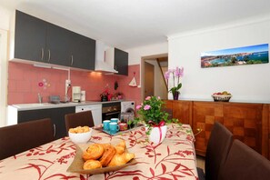 Dining - Nini's house - RODES (RODES)