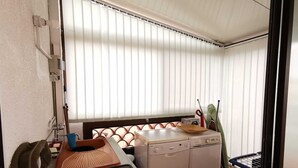 Kompakti keittiö, jossa on pyykinpesukone, pesuallas ja pieni työtaso.