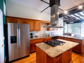 Kjøleskap, mikrobølgeovn, ovn og kokeplater