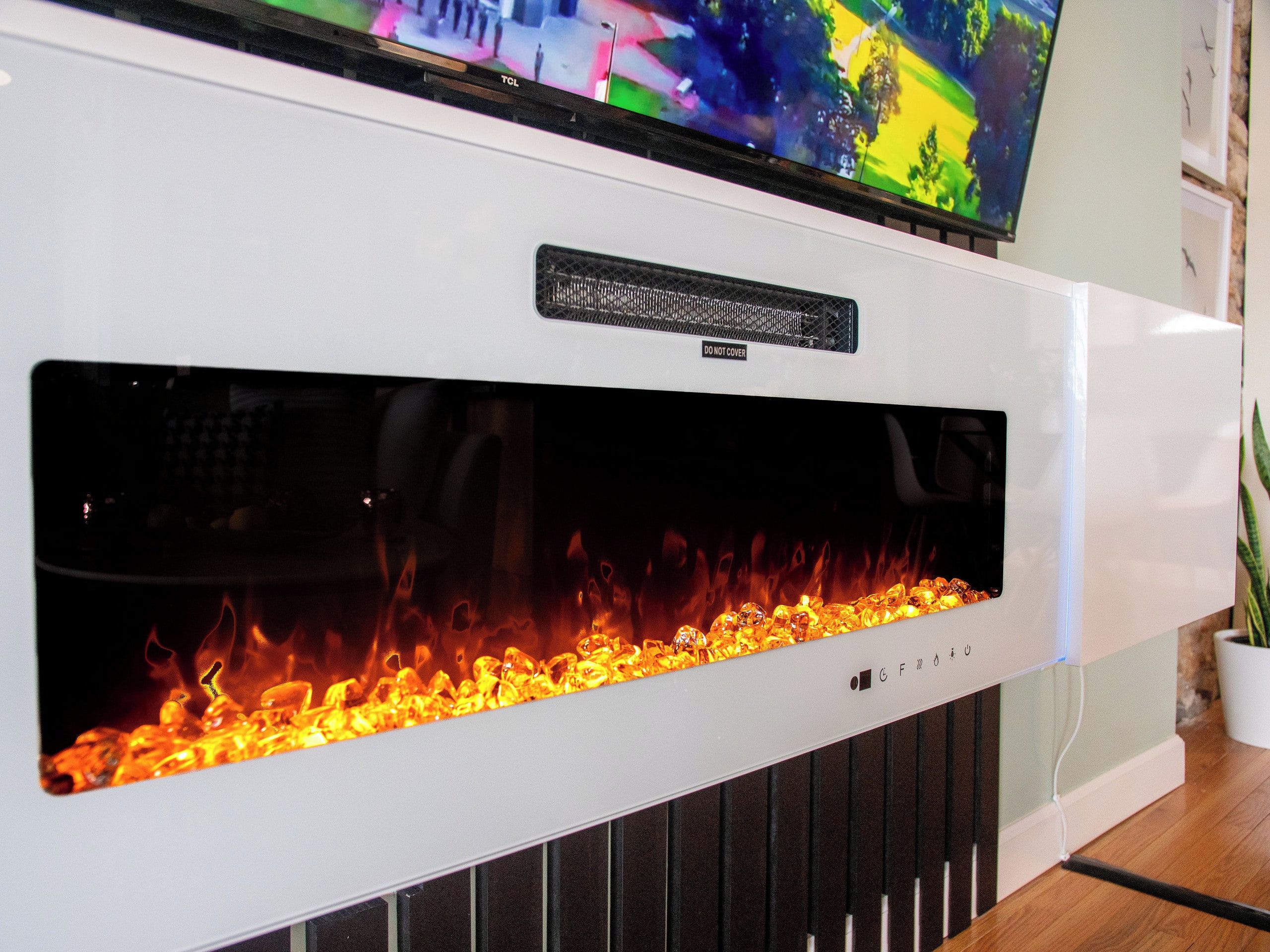 Una chimenea blanca con un televisor montado encima.