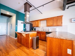 ثلاجة، ميكروويف، فرن، موقد طهي مسطح