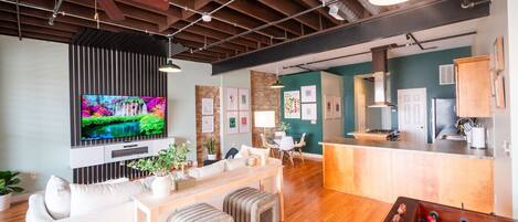 TV, lareira, livros, aparelho de som