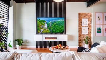 Televisie, een open haard, boeken en een stereo