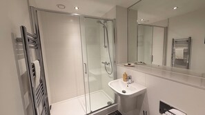 Dusj, håndklær, såpe og toalettpapir