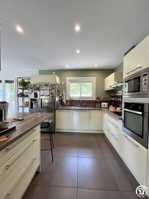 Kühlschrank, Mikrowelle, Ofen, Geschirrspüler