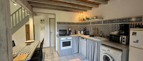 Jääkaappi, mikroaaltouuni, uuni, astianpesukone