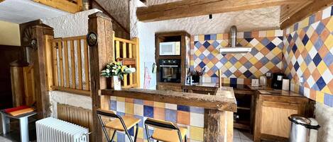 Geladeira, micro-ondas, fogão, lava-louças