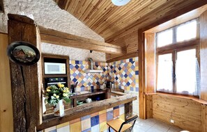 Jääkaappi, mikroaaltouuni, uuni, astianpesukone