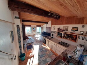 Een koelkast, een magnetron, een oven, een vaatwasser