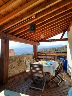 Outdoor dining - The Eus terrace - EUS (EUS)