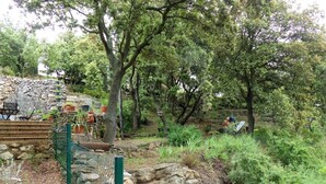 A stone staircase leading up to a seating area with chairs and potted plants. - Le Plô du Moulin - VILLENEUVE MINERVOIS (VILLENEUVE MINERVOIS)
