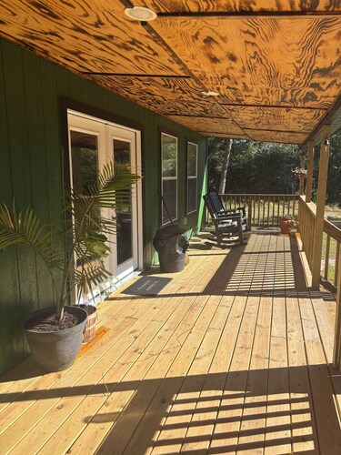 Mulberry Moonrise. Family-friendly Waterfront Cabin on Garcitas Creek/Inez, TX.
