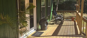 Mulberry Moonrise. Family-friendly Waterfront Cabin on Garcitas Creek/Inez, TX.