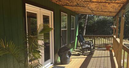 Mulberry Moonrise. Family-friendly Waterfront Cabin on Garcitas Creek/Inez, TX.