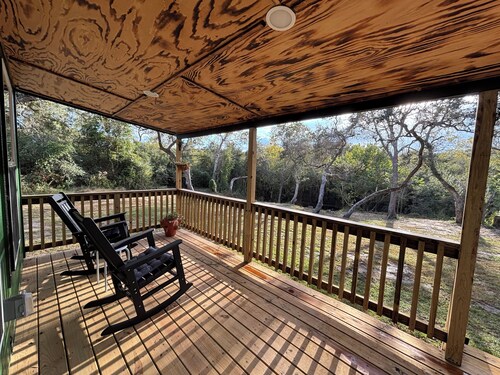Mulberry Moonrise. Family-friendly Waterfront Cabin on Garcitas Creek/Inez, TX.