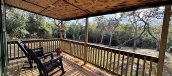 Mulberry Moonrise. Family-friendly Waterfront Cabin on Garcitas Creek/Inez, TX.
