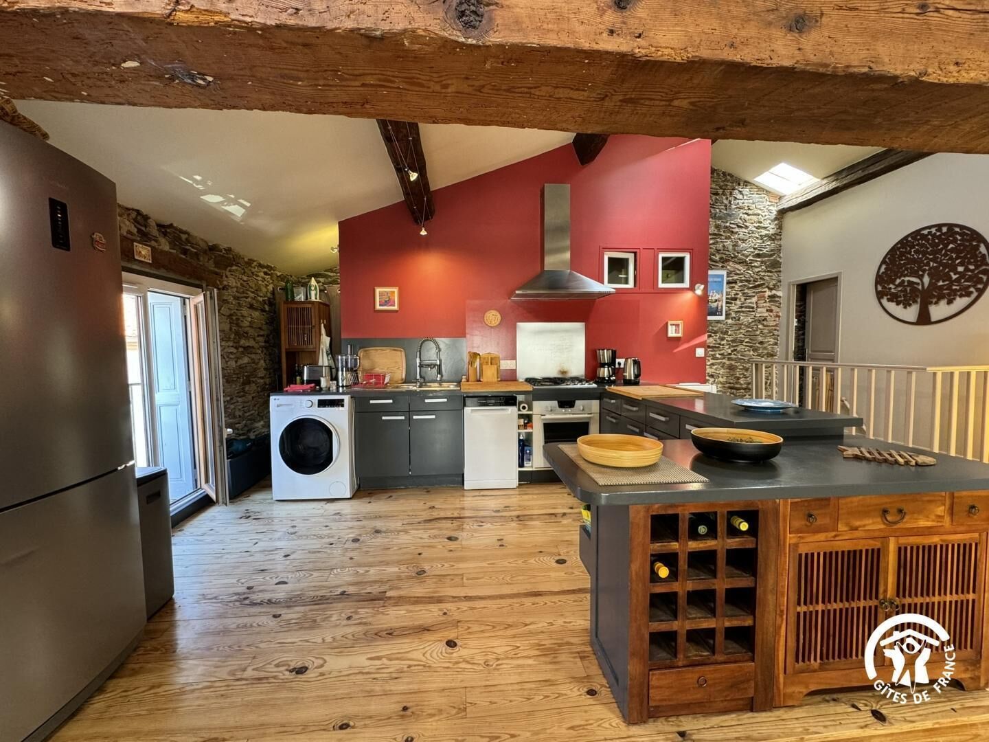 Een microgolfoven, een oven, een vaatwasser