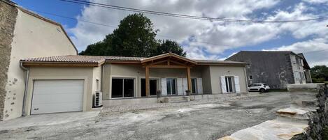 المنشأة من الخارج