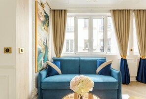 Departamento, vista al patio | Área de sala de estar | Smart TV, Netflix, servicios de streaming y oficina