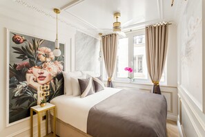 Departamento, vista al patio | Ropa de cama hipoalergénica y camas con pillow-top