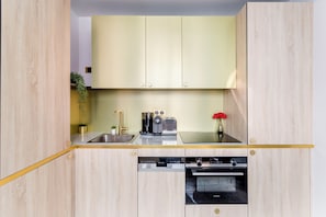 Apartamento, vista para o pátio | Cozinha privada | Geladeira, micro-ondas, fogão, cooktop