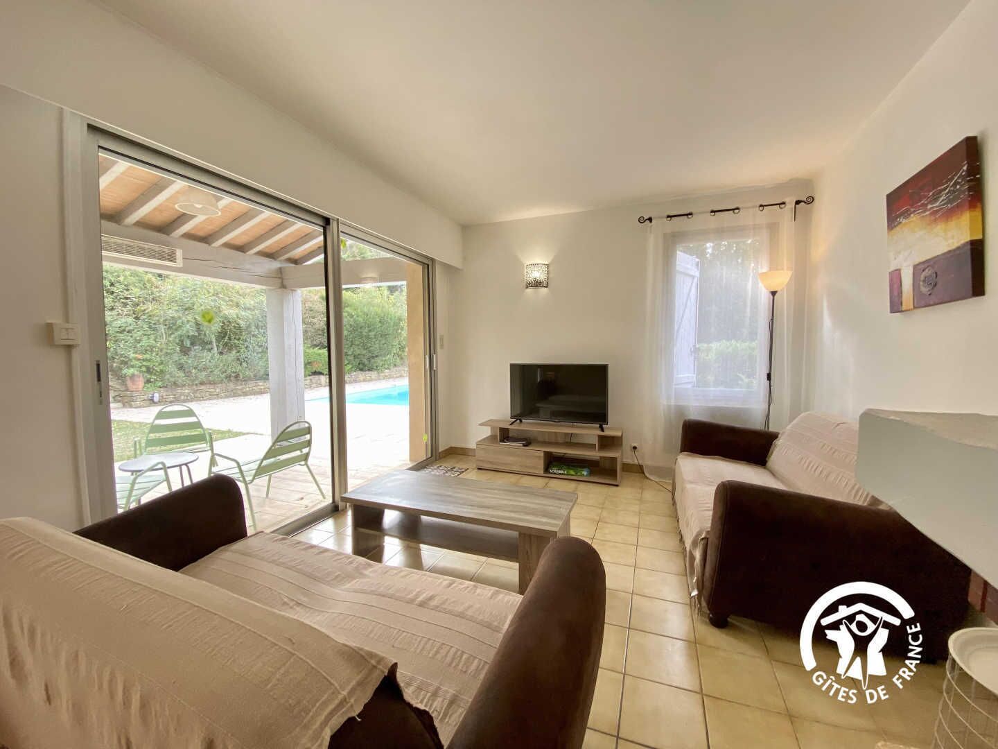 Una televisión, una chimenea