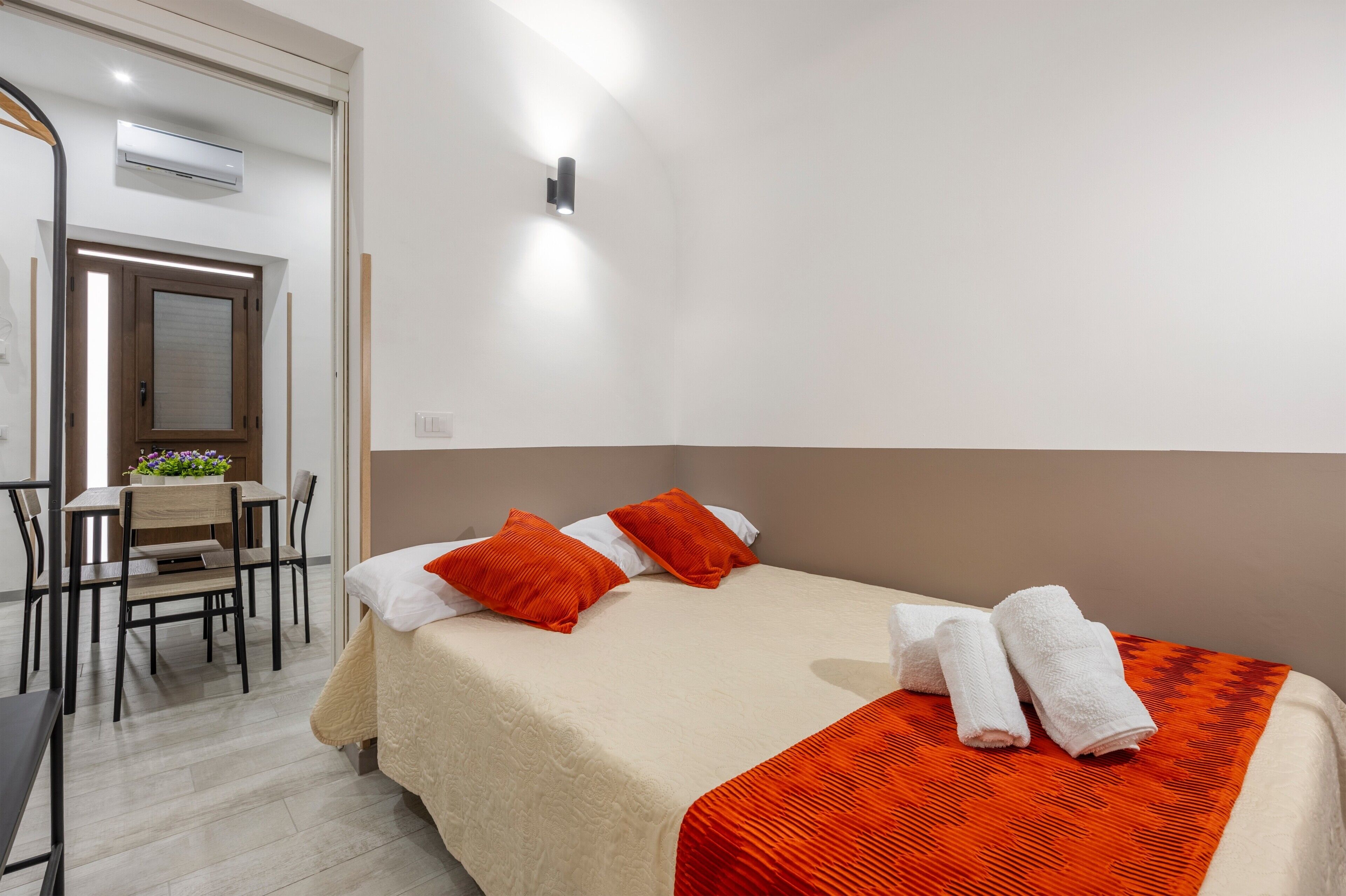 Une chambre d’hôtel avec un lit, un bureau et des chaises.