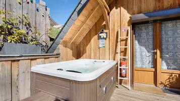 Tina de hidromasaje al aire libre