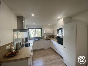 Kühlschrank, Mikrowelle, Ofen, Geschirrspüler