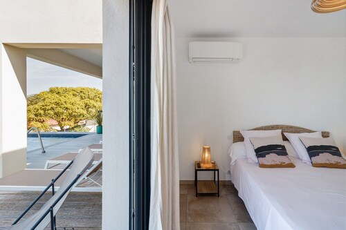 Bed and Breakfast 'Chambre 2' with Sea View, Wi-Fi and Air Conditioning