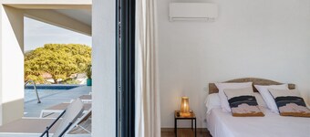 Bed and Breakfast 'Chambre 2' with Sea View, Wi-Fi and Air Conditioning
