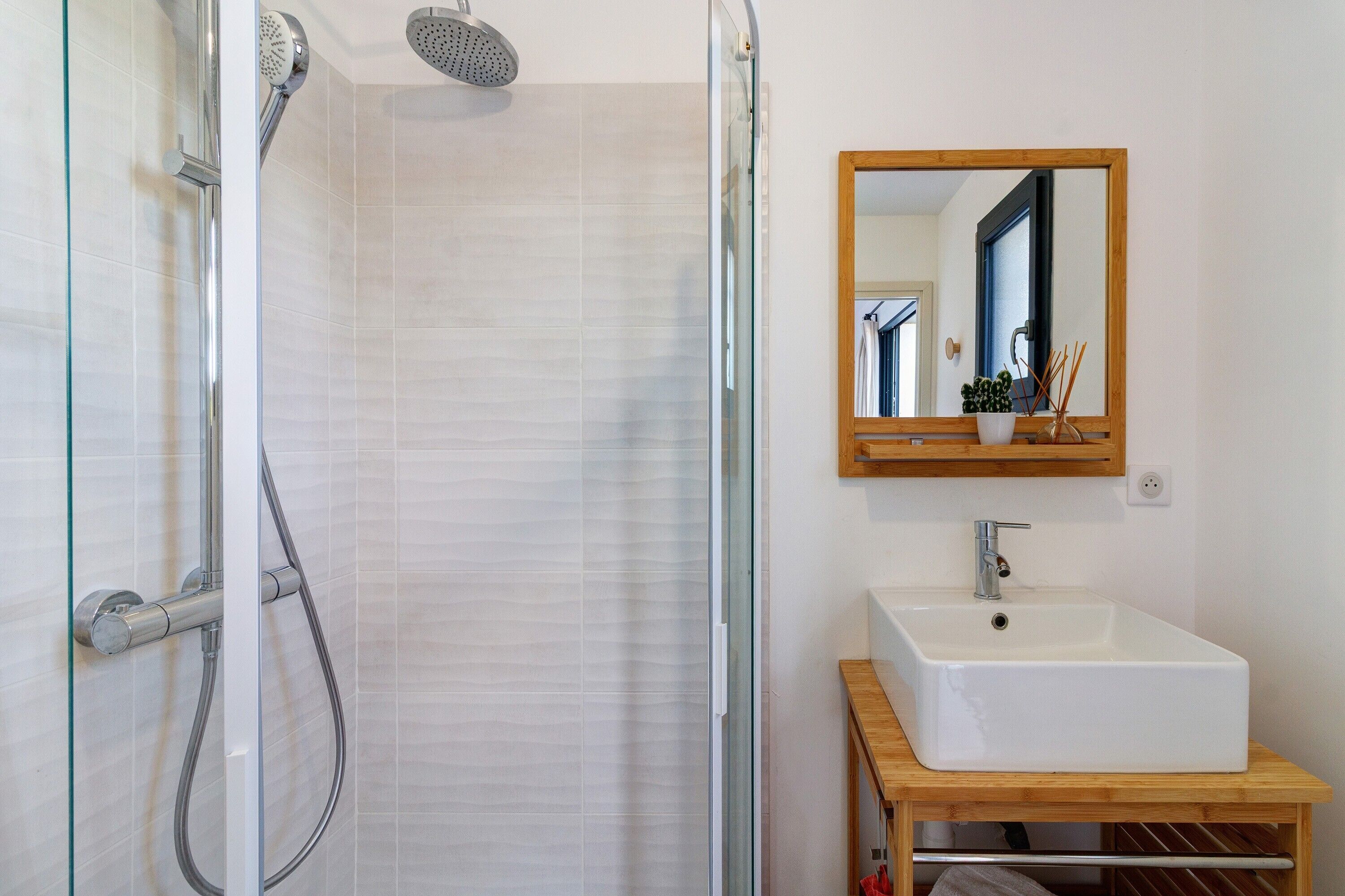 Een douche, een haardroger, handdoeken